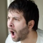 <p>驚いている男性</p>
